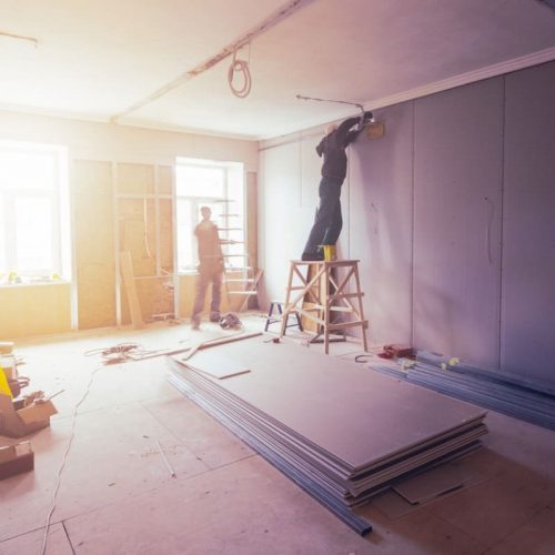 Doit-on réaliser les travaux d’électricité avant ou après l’isolation ?