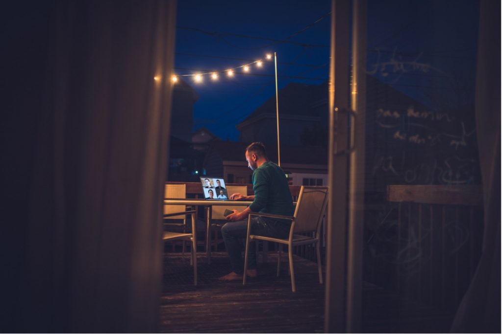 télétravail jardin le soir