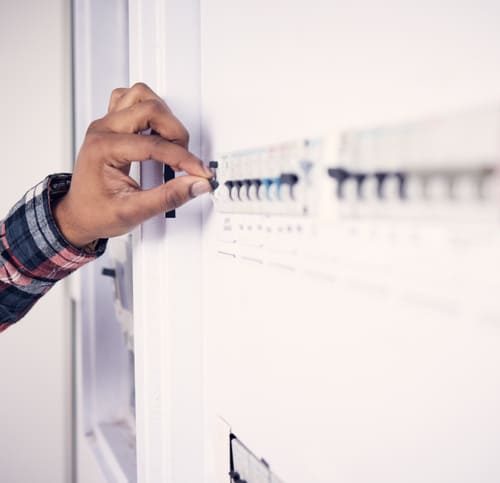 Distance entre le disjoncteur de branchement et tableau électrique : que faut-il savoir ?