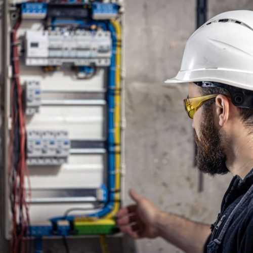 Comment dimensionner un tableau électrique triphasé ?