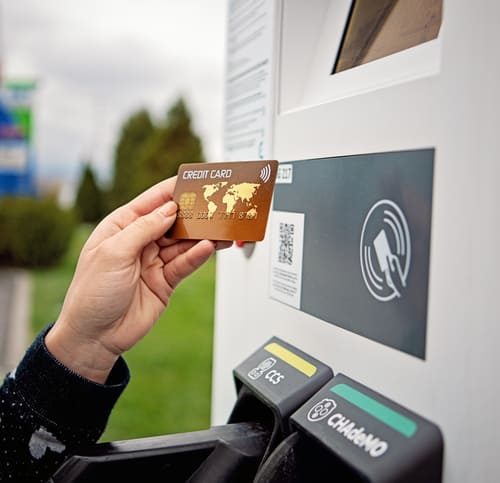 Arnaque au QR code sur les bornes de recharge accessibles au public