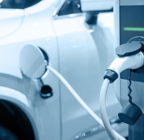 Quelle puissance est requise pour recharger une voiture électrique à domicile ?