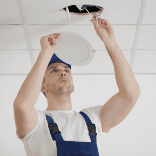 Comment fixer un luminaire sur un plafond tendu ?