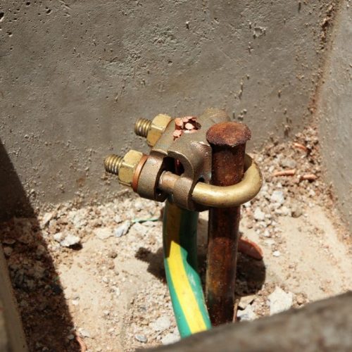 Installation d’un piquet de terre : 5 étapes clés