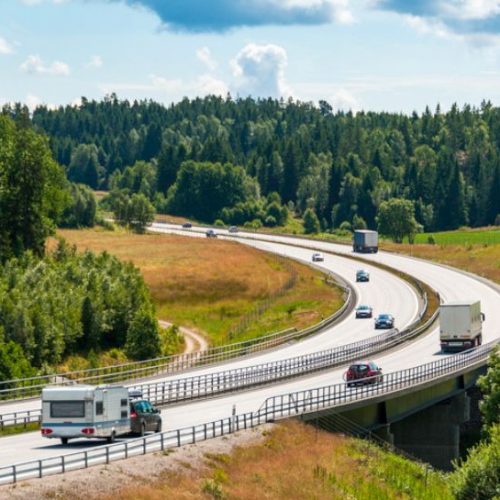 Départ en vacances : est-il facile de recharger sa voiture électrique sur autoroute ?