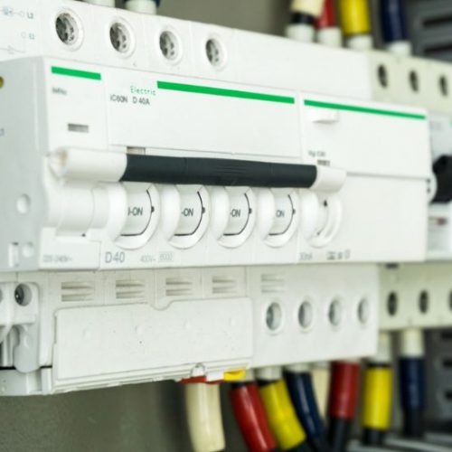 Disjoncteur courbe D : l’essentiel à savoir
