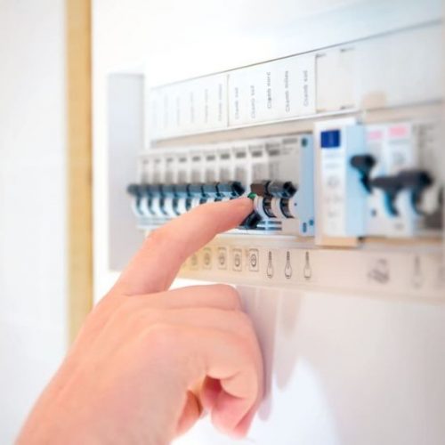 Que dit la norme sur l’emplacement du tableau électrique à domicile ?