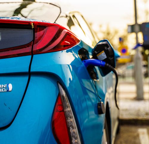 Quelles différences entre une voiture hybride et une hybride rechargeable ?