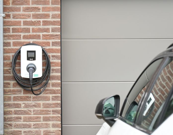 borne de recharge murale installee devant garage particulier