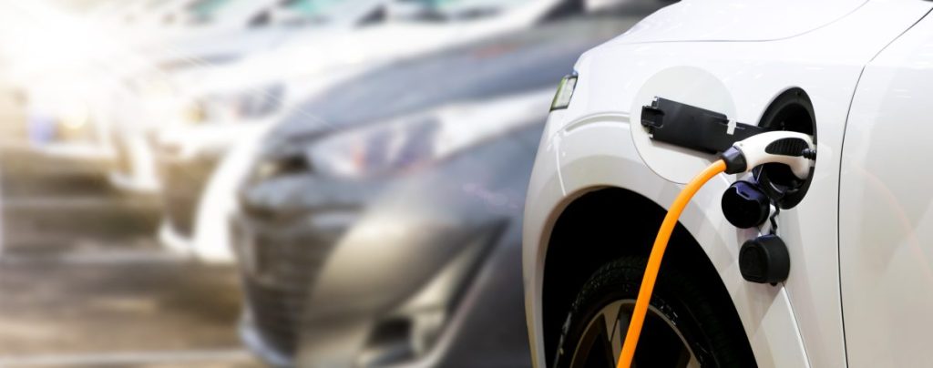voiture electrique qui recharge