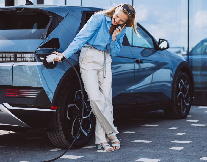 jeune femme recharge sa voiture electrique